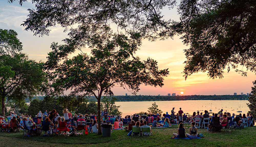 What a view! Comets enjoy the sunset while listening to great music from the outdoor concert at the 2017 Alumni Signature Summer event.